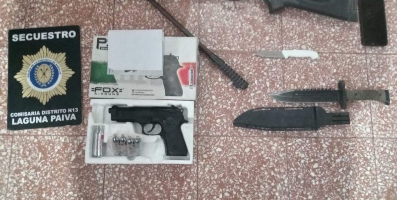 Aprehendieron en Santa Fe a un alumno secundario que amenazó a una compañera con armas y cuchillos