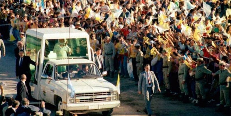 La histórica peregrinación de fieles santafesinos a Paraná para ver al Papa Juan Pablo II