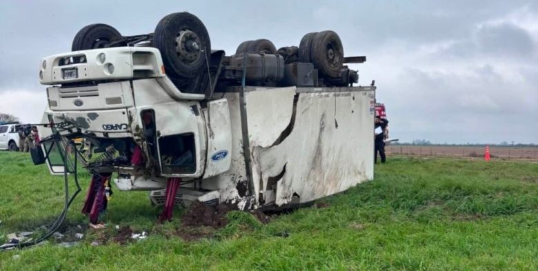 Vuelco fatal de un camión frigorífico en la Autovía 19: una persona murió en jurisdicción santafesina