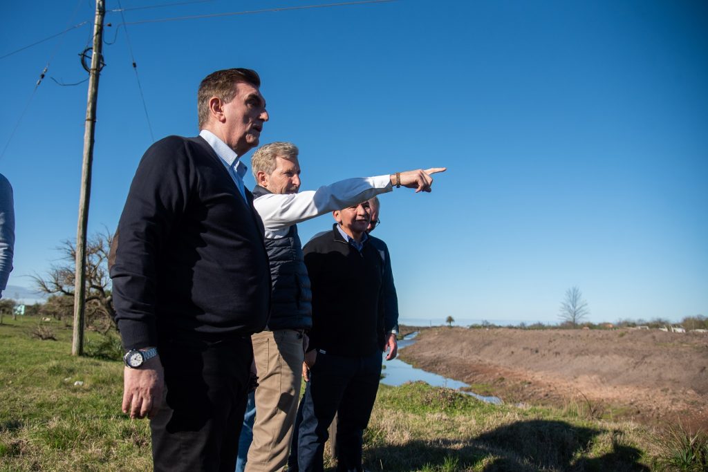 Rosario del Tala: Frigerio recorrió las obras de limpieza y saneamiento en el Arroyo Tala