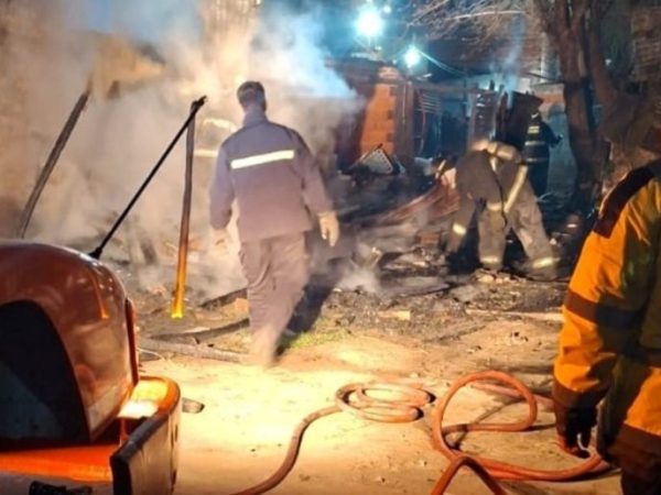 Incendio en barrio Pompeya: cuatro viviendas afectadas por las llamas y pérdidas totales en Santa Fe