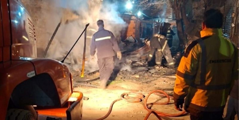 Incendio en barrio Pompeya: cuatro viviendas afectadas por las llamas y pérdidas totales en Santa Fe