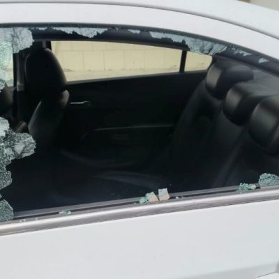 Santa Fe: rompieron el vidrio de un auto y robaron herramientas a un relator deportivo