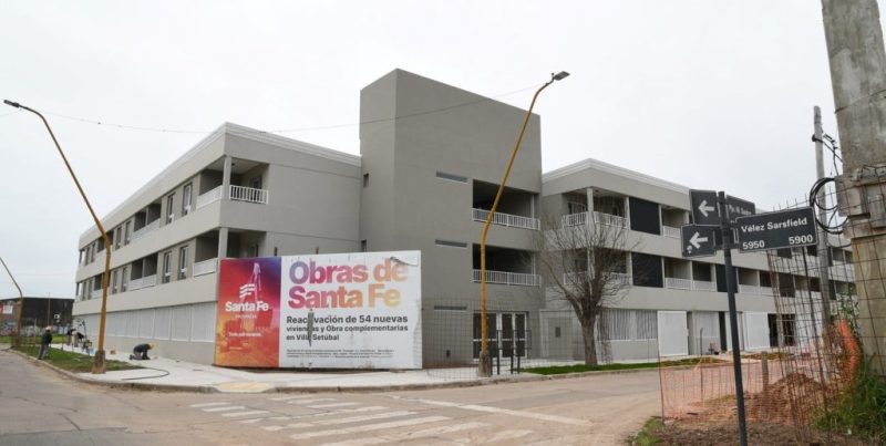Entregan 54 viviendas a estatales y trabajadores de prensa en barrio Villa Setúbal de Santa Fe