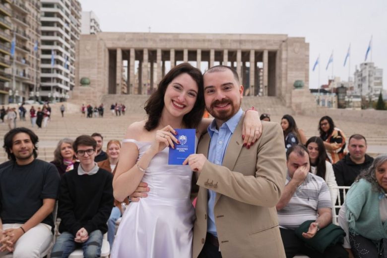 Rosario: once parejas se casaron al pie del Monumento Nacional a la Bandera