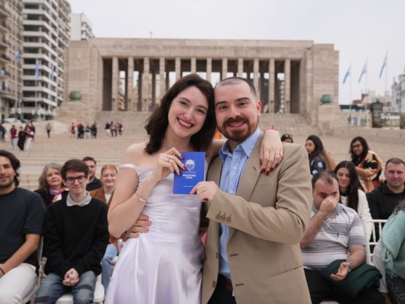 Rosario: once parejas se casaron al pie del Monumento Nacional a la Bandera