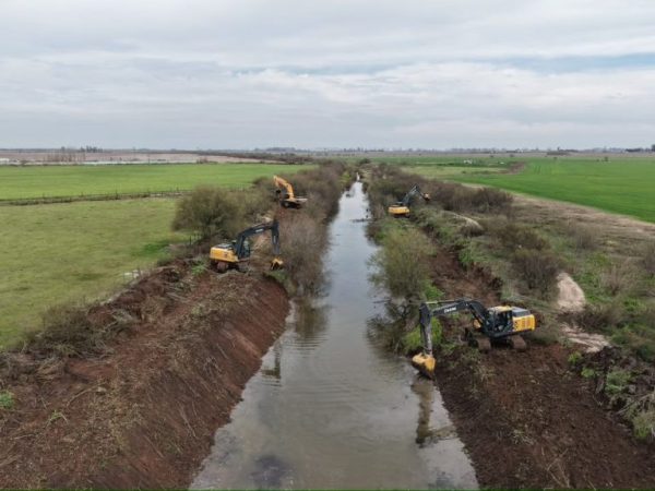 Prevención de “El Niño”: intensifican la limpieza de los canales principales en los departamentos San Lorenzo y Rosario