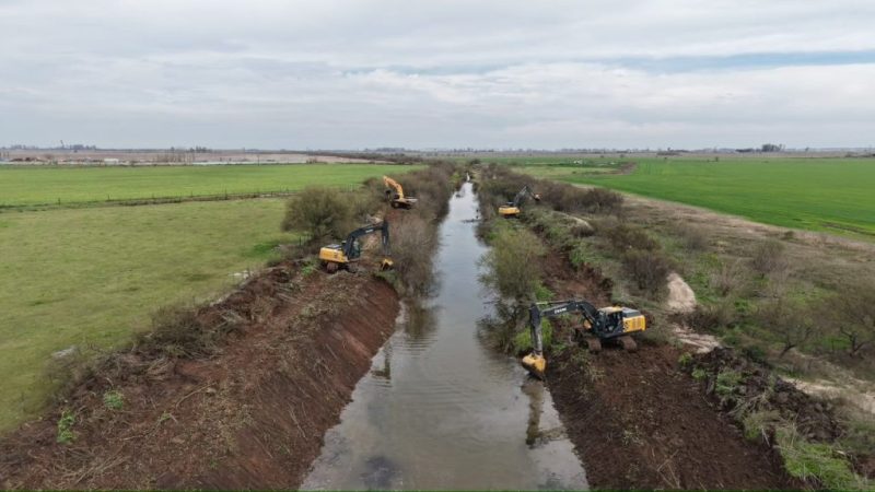 Prevención de “El Niño”: intensifican la limpieza de los canales principales en los departamentos San Lorenzo y Rosario