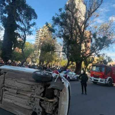 Choque y vuelco en barrio Candioti: un auto impactó contra otro y terminó volcado