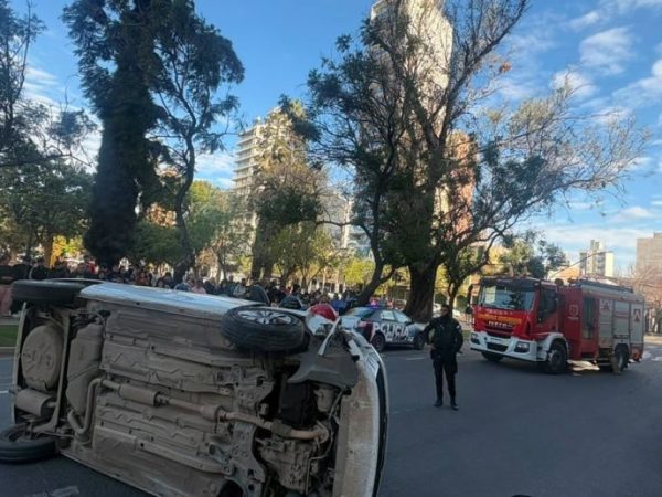 Choque y vuelco en barrio Candioti: un auto impactó contra otro y terminó volcado