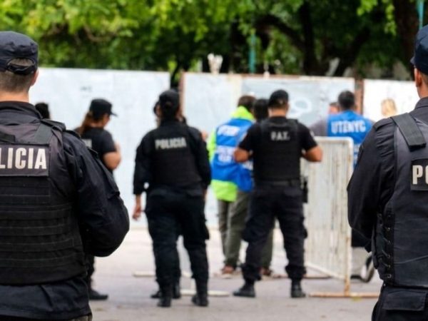 Tres policías de Santa Fe fueron expulsados de la fuerza con cese en el cobro de sus haberes