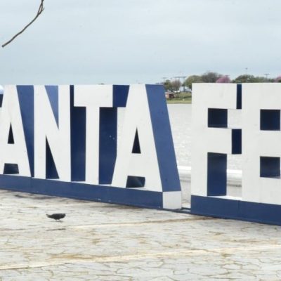 Renuevan la pintura de las letras corpóreas de la Costanera en la ciudad de Santa Fe