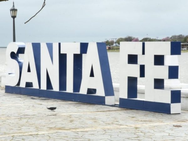 Renuevan la pintura de las letras corpóreas de la Costanera en la ciudad de Santa Fe