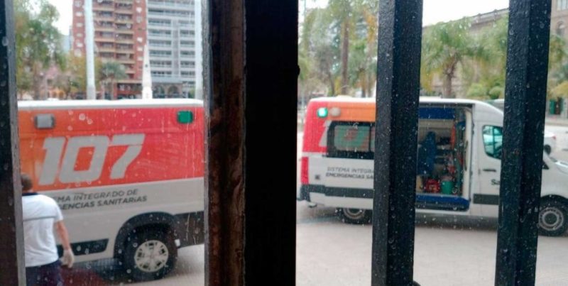 Despliegue sanitario en Casa de Gobierno de Santa Fe por la descompensación de un trabajador