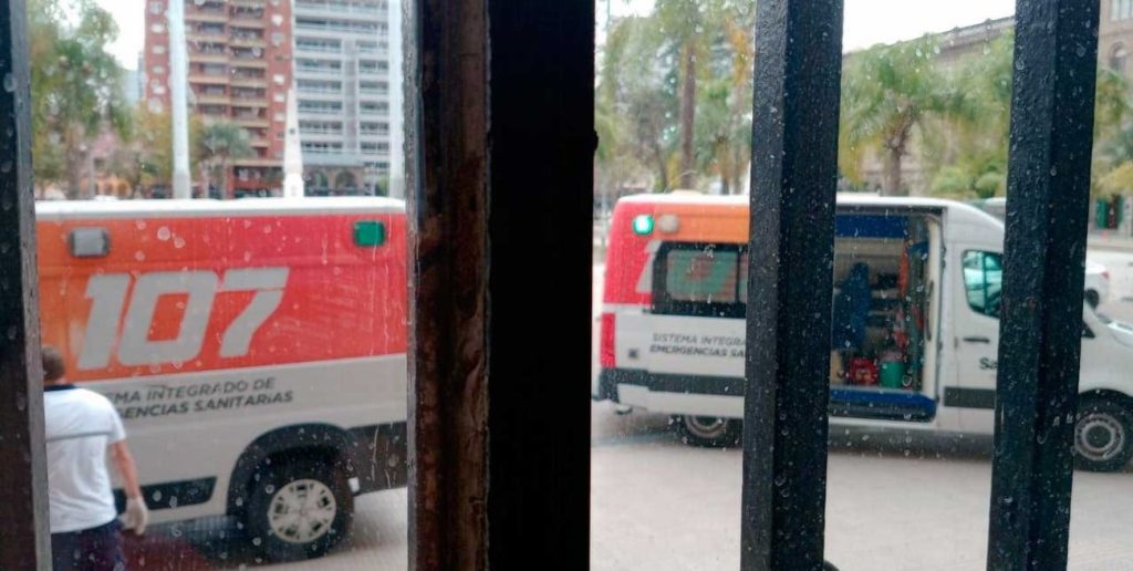 Despliegue sanitario en Casa de Gobierno de Santa Fe por la descompensación de un trabajador