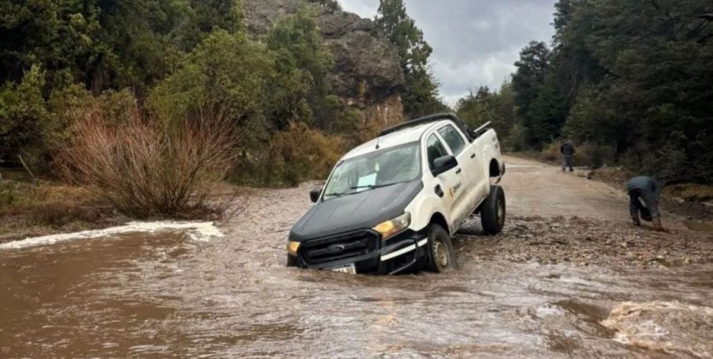 Temporal en Neuquén: desbordes de ríos, evacuaciones y cortes de rutas por fuertes lluvias y vientos