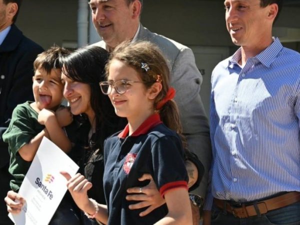Villa Setúbal: entre aplausos y emoción, 54 familias recibieron las llaves de sus viviendas