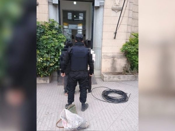 Detuvieron a dos jóvenes con 50 metros de cables robados en la vía pública en la ciudad de Santa Fe