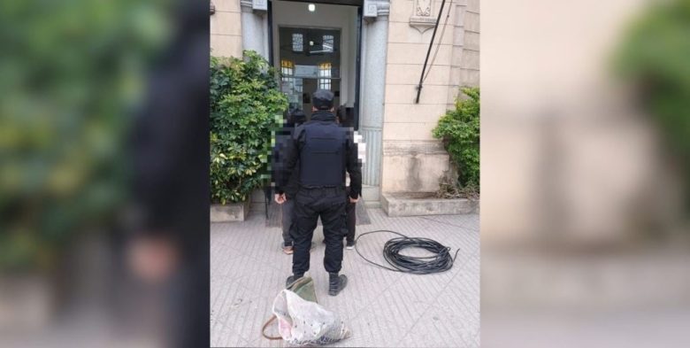 Detuvieron a dos jóvenes con 50 metros de cables robados en la vía pública en la ciudad de Santa Fe