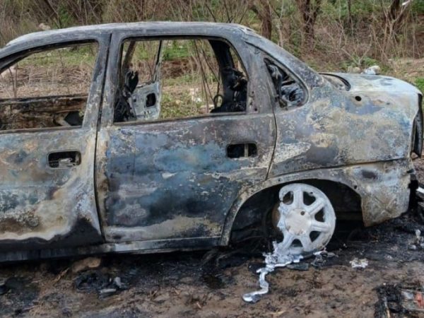 Villa Gobernador Gálvez: investigan el hallazgo de dos cuerpos calcinados dentro de un auto incendiado