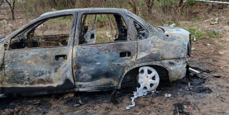 Villa Gobernador Gálvez: investigan el hallazgo de dos cuerpos calcinados dentro de un auto incendiado