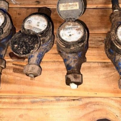 Detuvieron a un joven en Santo Tomé con cuatro medidores de agua robados en la vía pública