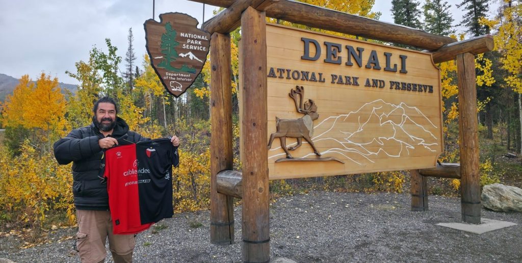 De Santa Fe a Alaska: un periodista santafesino completó su viaje en el extremo norte continental