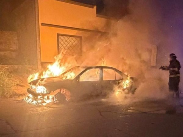 Un auto quedó completamente destruido tras incendiarse esta madrugada en la ciudad de Santa Fe