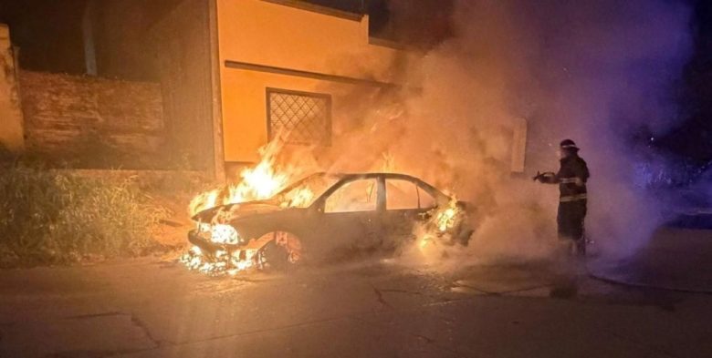 Un auto quedó completamente destruido tras incendiarse esta madrugada en la ciudad de Santa Fe