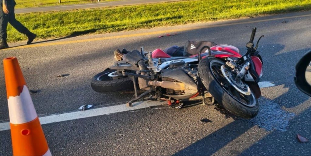 Trágico choque en la Ruta 2: un motociclista murió tras colisionar contra un camión
