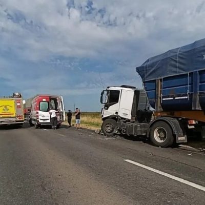 Choque frontal entre dos camiones en la Ruta 33 a la altura de Sanford