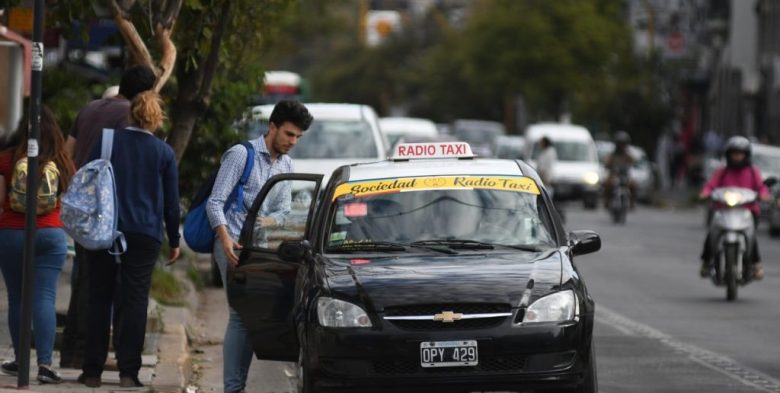Taxistas de Santa Fe reclaman más controles a las aplicaciones de viajes