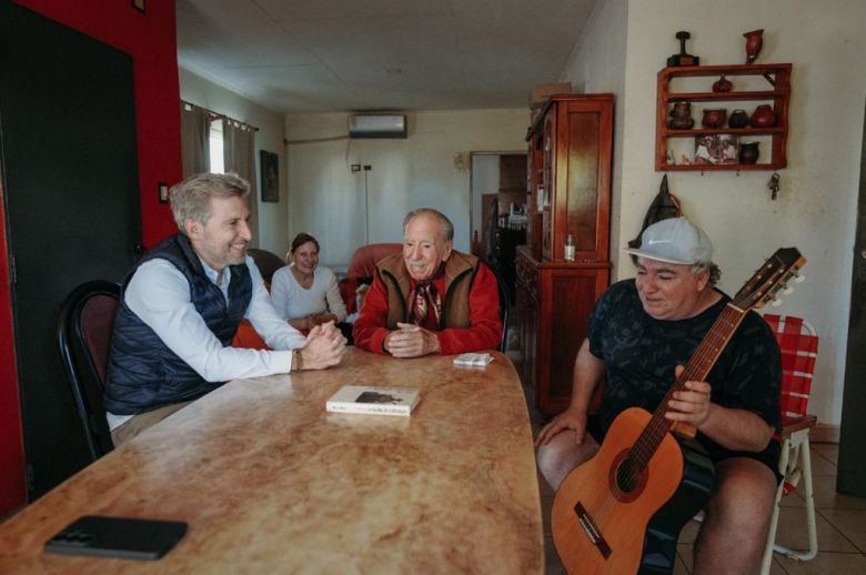 Frigerio visitó a Víctor Velázquez y destacó su legado para la cultura entrerriana