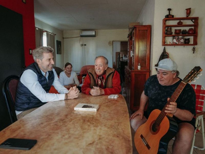Frigerio visitó a Víctor Velázquez y destacó su legado para la cultura entrerriana