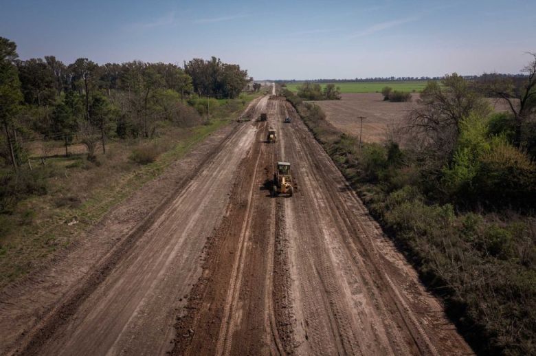 Avanzan las tareas de mejorado y mantenimiento en la Ruta Provincial Nº 13 en el departamento Nogoyá