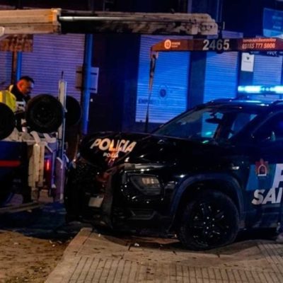 Un patrullero chocó contra un árbol en bulevar y Francia cuando trasladaba a un joven baleado