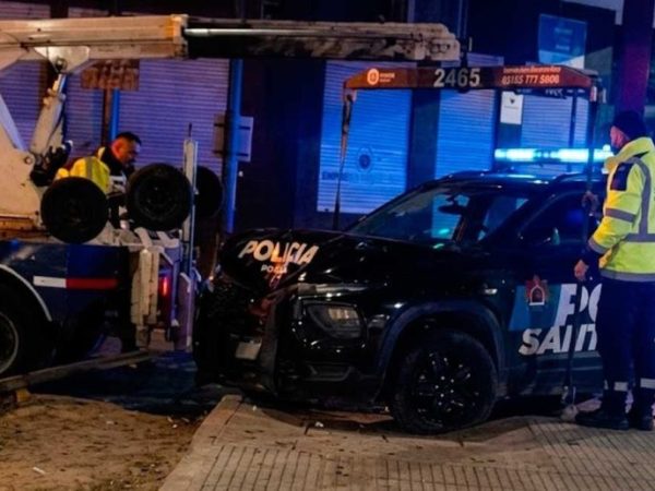 Un patrullero chocó contra un árbol en bulevar y Francia cuando trasladaba a un joven baleado