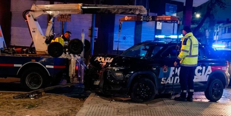 Un patrullero chocó contra un árbol en bulevar y Francia cuando trasladaba a un joven baleado