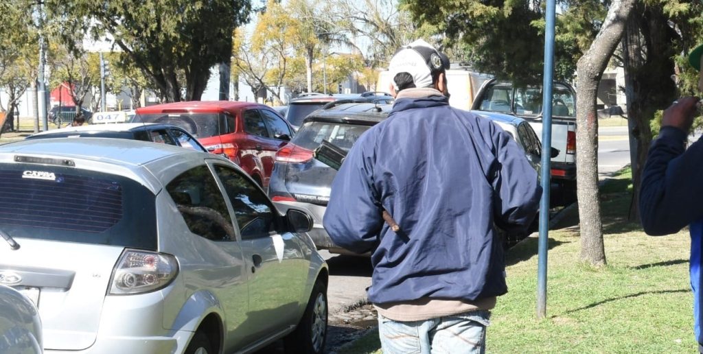 La Legislatura de Santa Fe aprobó la ley que restringe la actividad de los cuidacoches tras tres meses de debate