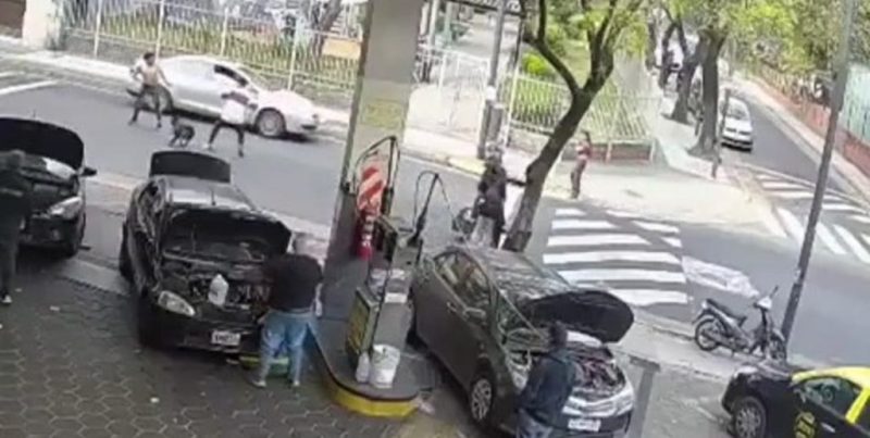 Mató a un hombre con una muleta modificada tras una pelea y es intensamente buscado