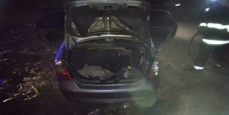 Un auto se prendió fuego y quedó cruzado sobre una calle en el norte de la ciudad de Santa Fe