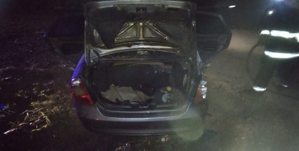 Un auto se prendió fuego y quedó cruzado sobre una calle en el norte de la ciudad de Santa Fe
