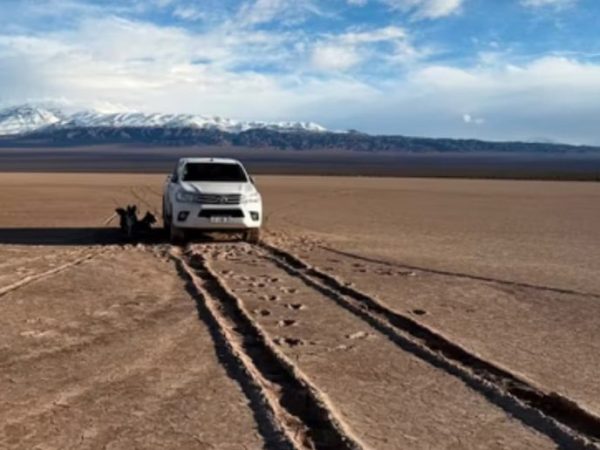 Tras un mes, retiraron la camioneta varada en San Juan y su dueño deberá pagar 6 millones de pesos
