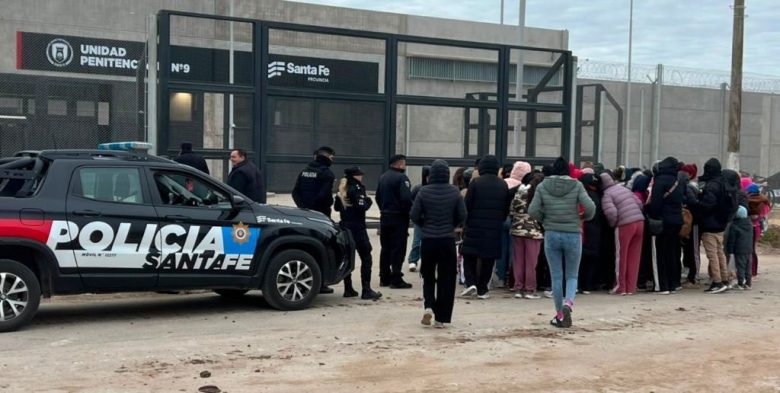 Reclamo de familiares de presos frente al penal de Recreo por falta de información sobre los internos