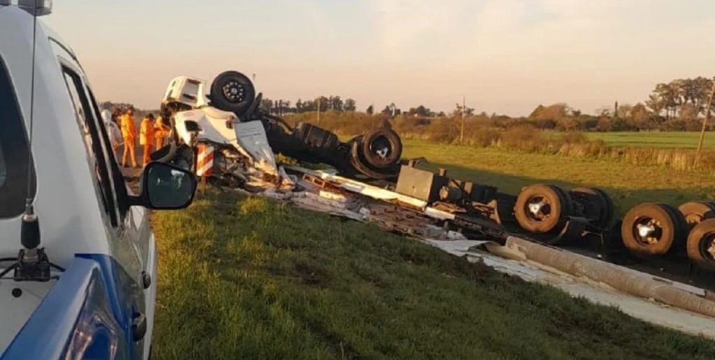Vuelco en la Ruta 14: vecinos saquearon la carga del camión mientras asistían al chofer herido