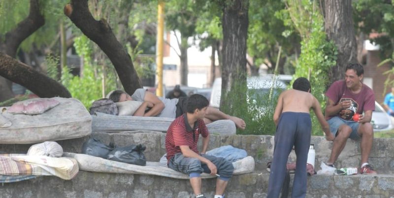Preocupación en barrio Candioti Sur por personas en situación de calle y acumulación de basura