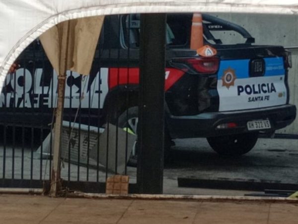 Choque contra el Hospital Cullen: un patrullero impactó en la guardia y hay tres heridos