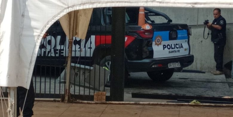 Choque contra el Hospital Cullen: un patrullero impactó en la guardia y hay tres heridos