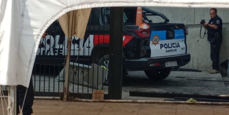 Choque contra el Hospital Cullen: un patrullero impactó en la guardia y hay tres heridos