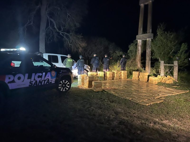 Hallaron más de 940 kilos de marihuana ocultos junto a un campo en el norte de Santa Fe